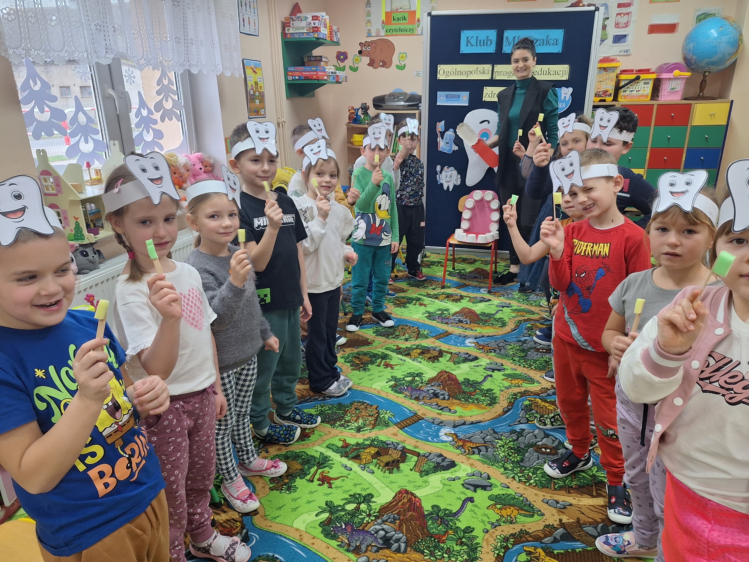 dzieci śpiewają piosenkę