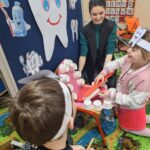 dzieci śpiewają piosenkę