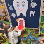 dzieci uczą się myć zęby