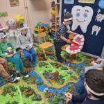 dzieci uczą się myć zęby