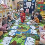 dzieci układają produkty zdrowe i niezdrowe