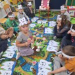 dzieci układają produkty zdrowe i niezdrowe