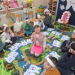 dzieci układają produkty zdrowe i niezdrowe