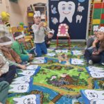 dzieci układają produkty zdrowe i niezdrowe