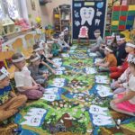 dzieci układają produkty zdrowe i niezdrowe