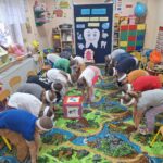 dzieci wykonują ćwiczenia gimnastyczne