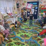 dzieci wykonują ćwiczenia gimnastyczne