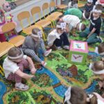 dzieci wykonują ćwiczenia gimnastyczne