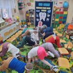 dzieci wykonują ćwiczenia gimnastyczne