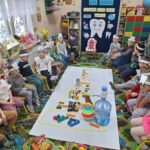 dzieci układają piramidę zdrowego żywienia