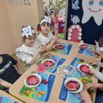 dzieci wykonują zęby z masy solnej i fasoli