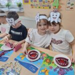 dzieci wykonują zęby z masy solnej i fasoli