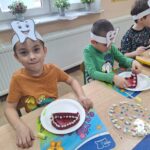 dzieci wykonują zęby z masy solnej i fasoli