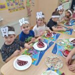 dzieci wykonują zęby z masy solnej i fasoli