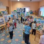 Biedronki i Żuczki oglądają wystawę dzieł sztuki