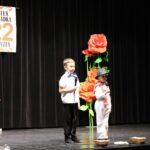 Chłopcy recytują wiersz