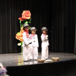 Chłopcy recytują wiersz