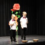 Chłopcy śpiewają piosenkę