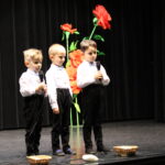 Chłopcy z oddziału Mrówek podczas występu