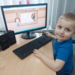 Chlopiec-koloruje-na-komputerze-przez-strone-Necio.pl