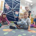 Chlopiec-podczas-zabawy-w-pajaka