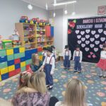 Chłopiec-recytuje-wiersz-dla-dziadków