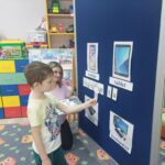 Chlopiec-uklada-wyrazy-z-liter