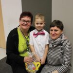 Chłopiec z babciami