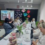 Dziadkowie-oglądają-prezentacje-z-okazji-ich-swieta