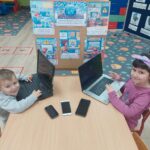 Dzieci-bawia-sie-laptopami