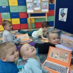 Dzieci-bawia-sie-swoimi-papierowymi-laptopami
