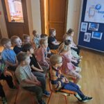 Dzieci oglądają film edukacyjny dot. bezpieczeństwa w Internecie