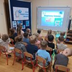 Dzieci oglądają film edukacyjny dot. bezpieczeństwa w Internecie