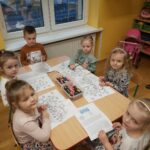 Dzieci ogladają gazetkę