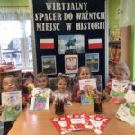 Dzieci prezentują pokolorowane obrazki