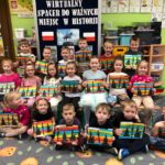 Dzieci prezentują prace plastyczne o Warszawie