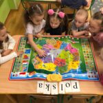 Dzieci przy interaktywnej mapie Polski