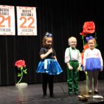 Dzieci recytują wiersz