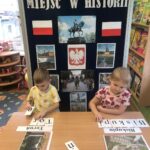 Dzieci układają podpisy do obrazków