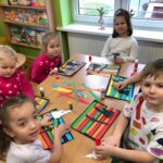 Dzieci wykonują pracę plastyczną