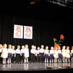 Dzieci z oddziału Pszczółek podczas występu dla dziadków