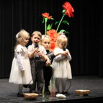 Dzieci z oddziału Żuczków recytują wiersz dla babci i dziadka