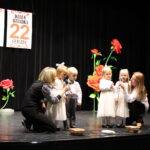 Dzieci z oddziału Żuczków z pomocą pań recytują wiersze dla dziadków