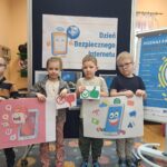 Dzieci z plakatami dot. wad i zalet korzystania z Internetu