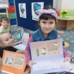 Dziewczynka-prezentuje-swojego-laptopa-z-papieru