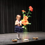 Dziewczynka recytuje wiersz