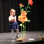 Dziewczynka recytuje wiersz dla dziadków