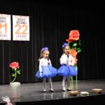 Dziewczynki śpiewają piosenkę dla babci i dziadka