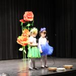 Dziewczynki z oddziału Biedronek śpiewają piosenkę dla babci i dziadka