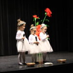 Dziewczynki z oddziału Mrówek podczas występu z okazji Dnia Babci i Dziadka